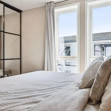 Apartment Hus Med Parkering, Stor Balkong Og Naer Metrobuss!