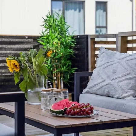 Apartment Hus Med Parkering, Stor Balkong Og Naer Metrobuss! *