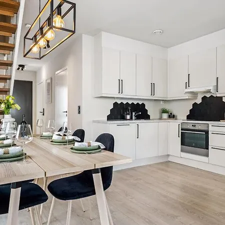 Apartment Hus Med Parkering, Stor Balkong Og Naer Metrobuss!