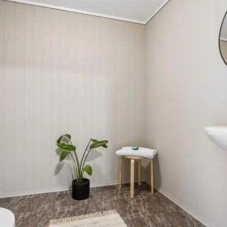 Apartment Hus Med Parkering, Stor Balkong Og Naer Metrobuss! *